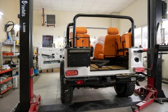 3-006-Convertible-Mercedes-250GD-DiamondWhite-085419