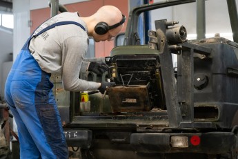 3-047-Custom-Mercedes-GWagon-White(031)-077676