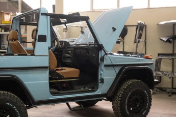 3-004-Vintage-Mercedes-GWagon-GulfBlue-078148