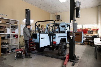 3-014-Vintage-Mercedes-GWagon-GulfBlue-078148