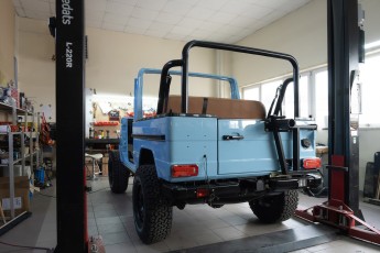 3-023-Vintage-Mercedes-GWagon-GulfBlue-078148