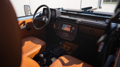 1-006-Convertible-Mercedes-250GD-ChinaBlue-067270