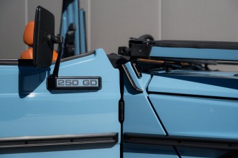 2B-027-Convertible-Mercedes-250GD-ChinaBlue-067270