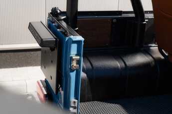 2B-075-Convertible-Mercedes-250GD-ChinaBlue-067270