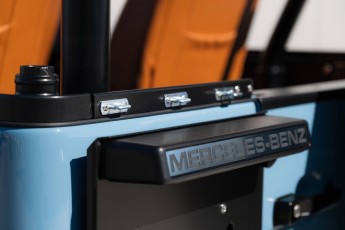 2B-082-Convertible-Mercedes-250GD-ChinaBlue-067270