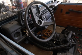 3-006-Convertible-Mercedes-250GD-ChinaBlue-067270