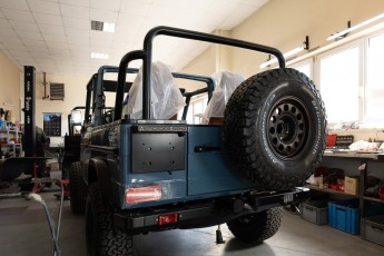 3-009-Convertible-Mercedes-250GD-ChinaBlue-067270