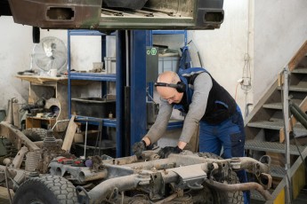 3-064-Convertible-Mercedes-250GD-ChinaBlue-067270