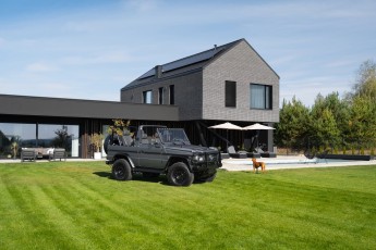 2A-001-Convertible-Mercedes-250GD-SeleniteGrey-069248-1920 EMC watermark 1% HQ-2