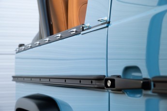 2B-050-Vintage-Mercedes-GWagon-ChinaBlue-079142