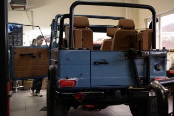 3-003-Vintage-Mercedes-GWagon-ChinaBlue-079142