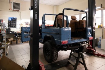 3-005-Vintage-Mercedes-GWagon-ChinaBlue-079142