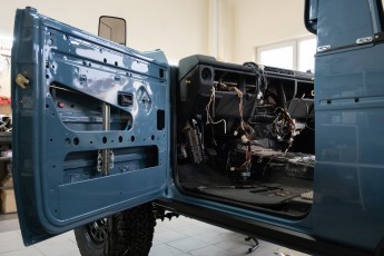 3-013-Vintage-Mercedes-GWagon-ChinaBlue-079142