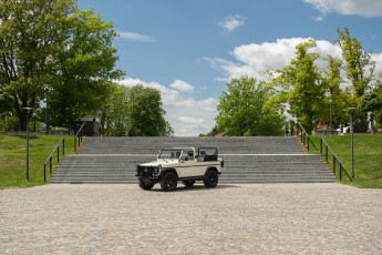 2B-030-Custom-Mercedes-GWagon-White-092857