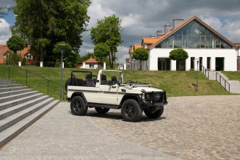2B-032-Custom-Mercedes-GWagon-White-092857