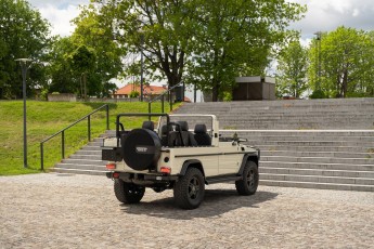 2B-037-Custom-Mercedes-GWagon-White-092857