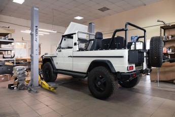 3-006-Custom-Mercedes-GWagon-White-092857