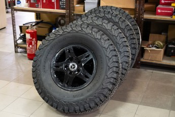 3-034-Custom-Mercedes-GWagon-White-092857