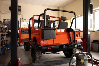 3-018-Vintage-Mercedes-GWagon-MagmaBeamOrange-070837