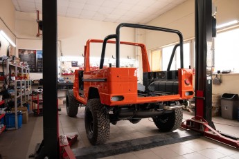 3-037-Vintage-Mercedes-GWagon-MagmaBeamOrange-070837