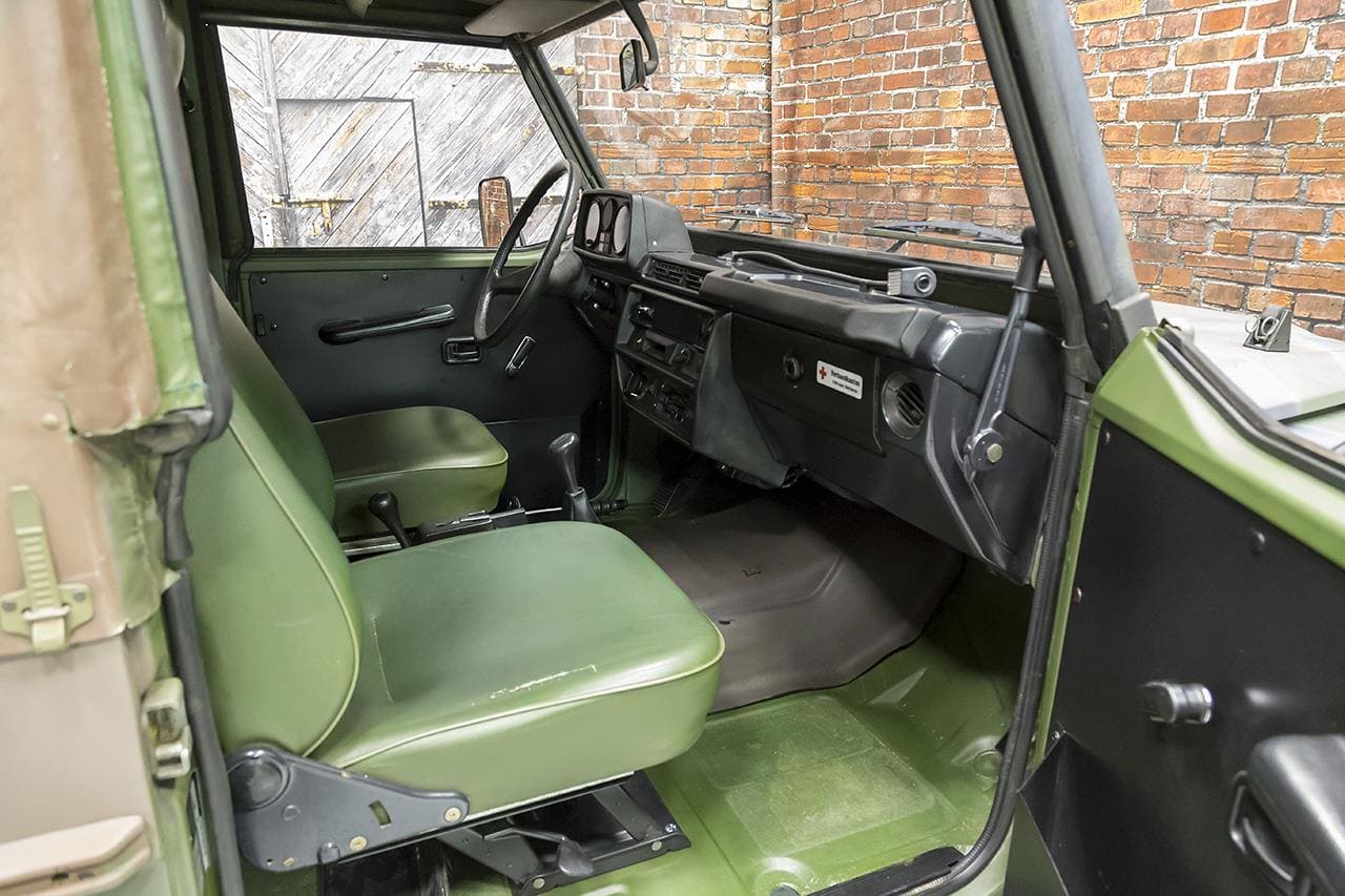 W461-250GD-Wolf-Interior